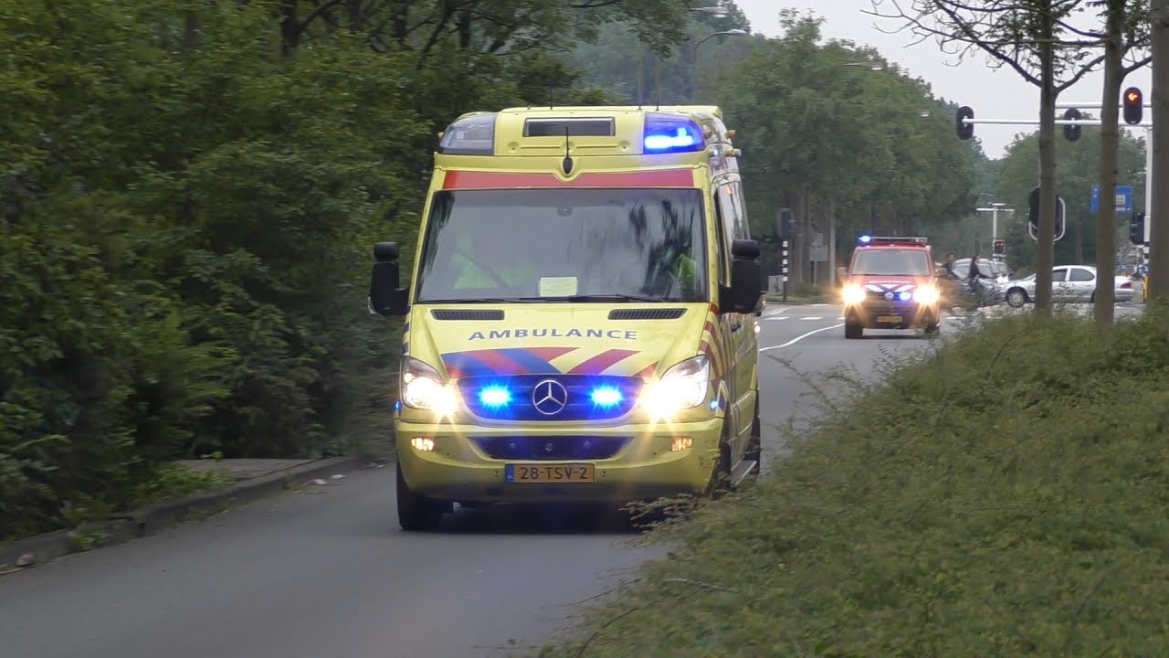 Hulpdiensten met Spoed naar Persoon te water aan het Koogpad in Purmerend