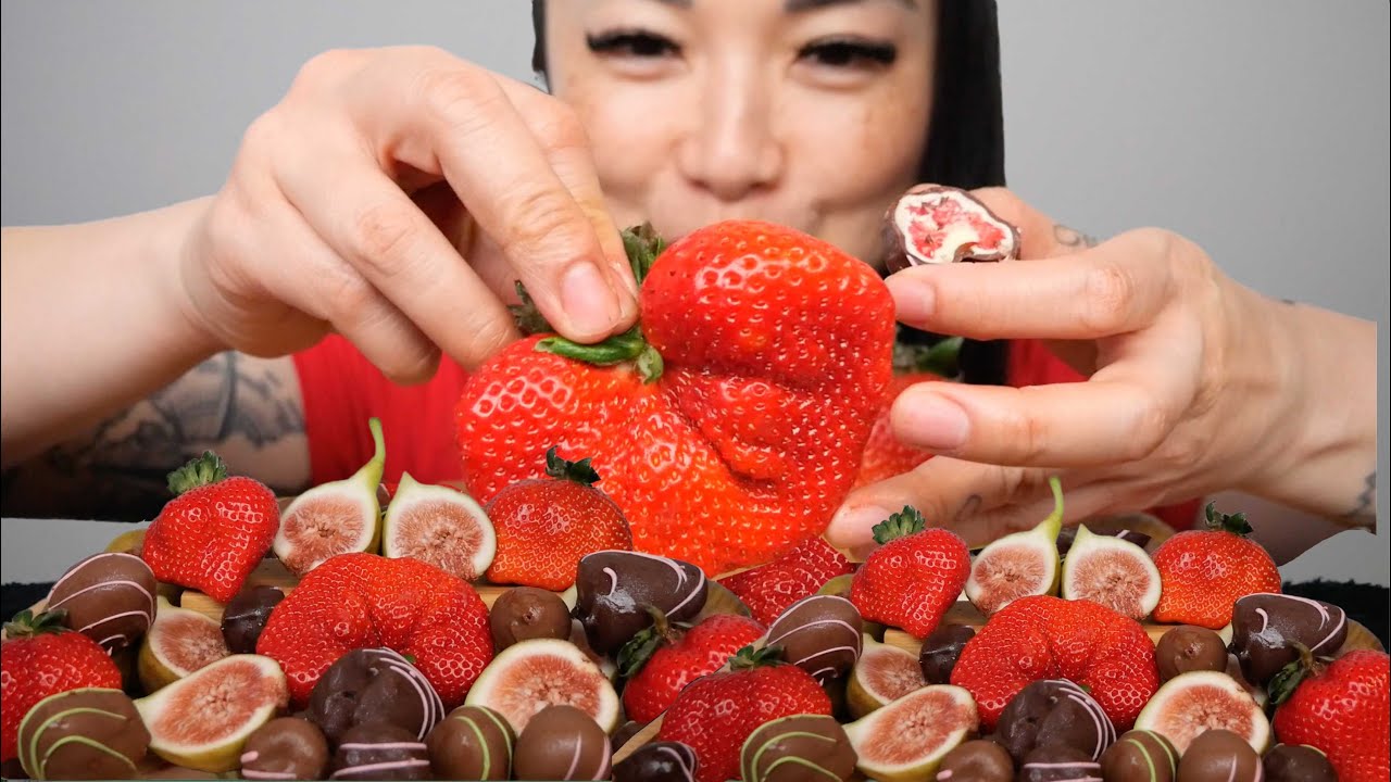 STRAWBERRY RASPBERRY COVERED CHOCOLATE (ASMR EATING SOUNDS) LIGHT WHISPERS | SAS-ASMR
