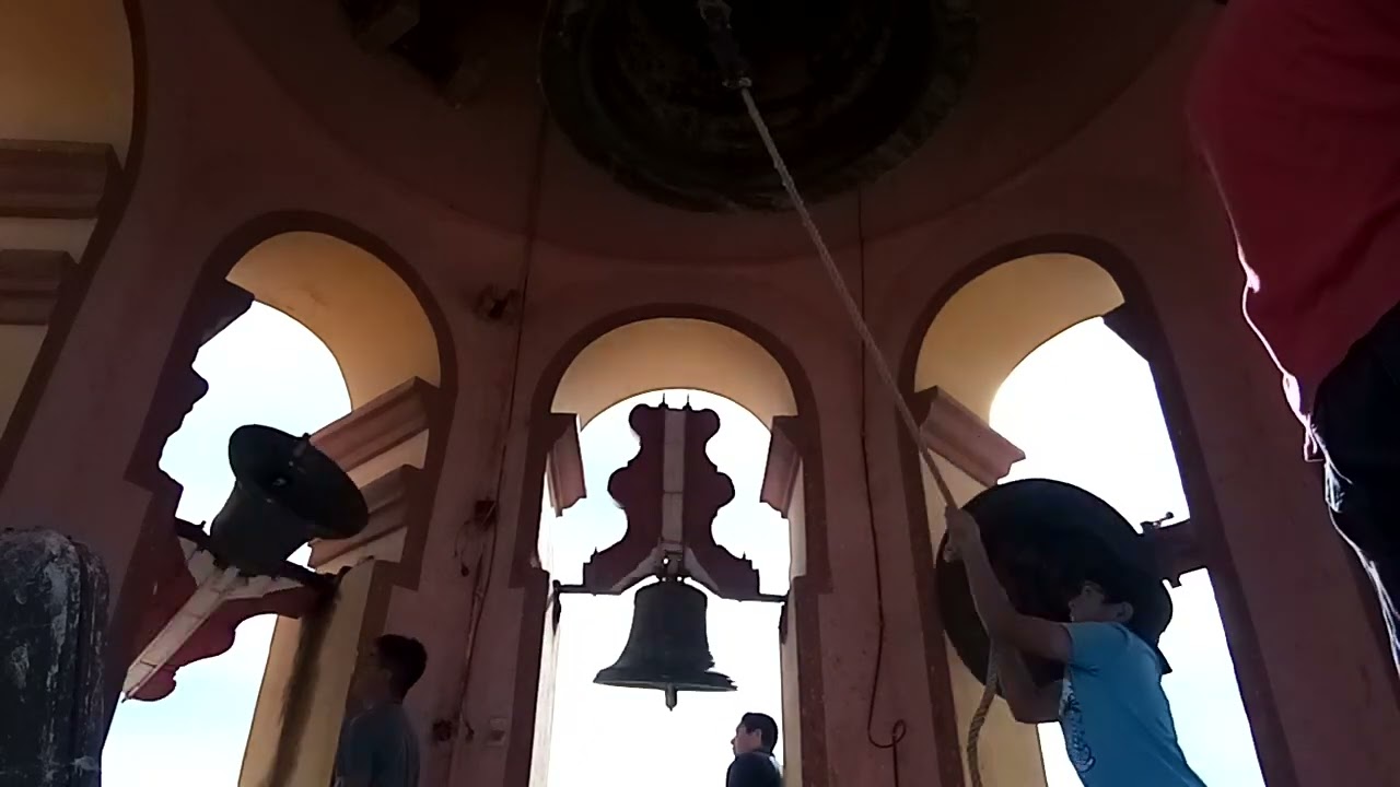 Repique de segunda llamada en el templo de la Santa Cruz Querétaro