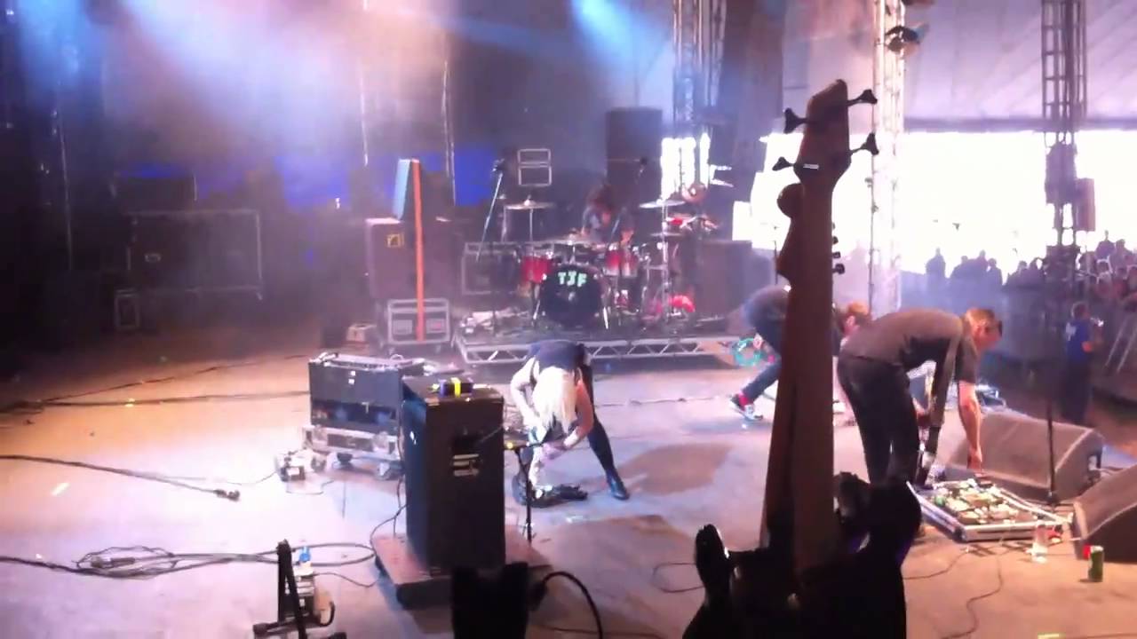 The Joy Formidable Guitar Smash Reading 2010 side of stage