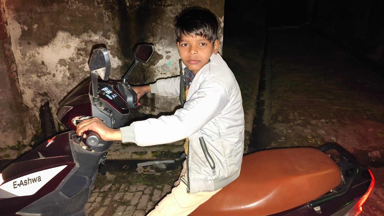Mayank Ne Scooty Chala Di 😀