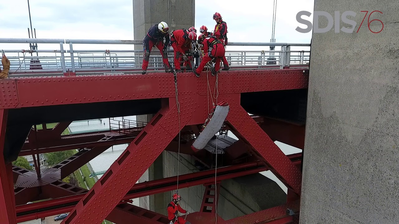 Manœuvre des spécialistes du GRIMP au pont de Tancarville