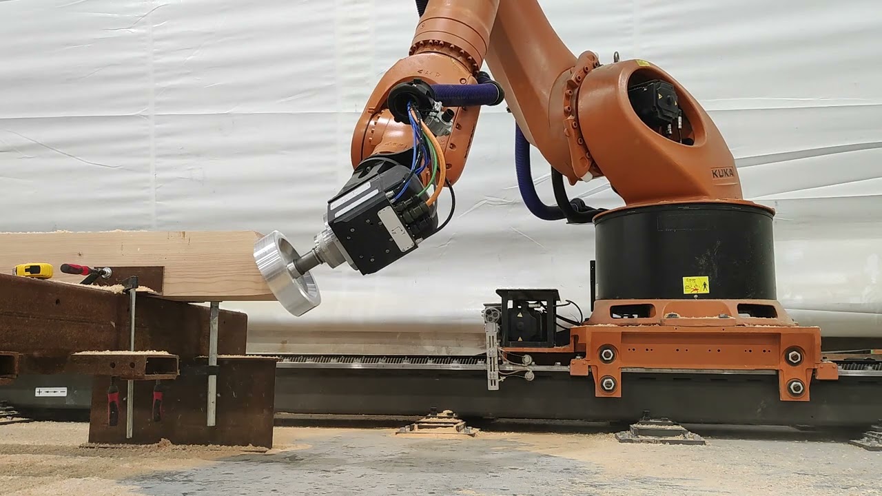 Industrial robot KUKA KR360 KRC4. Milling of a wood beam