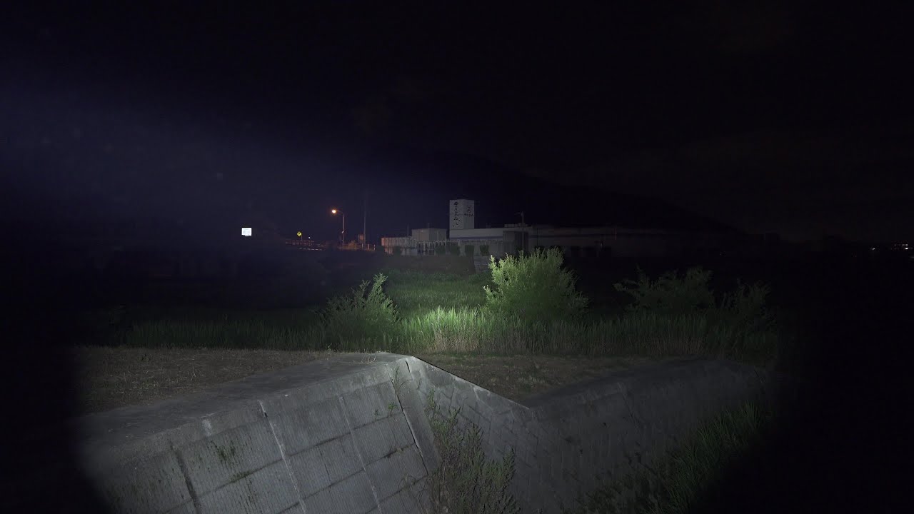 FENIX TK21R vs ACEBEAM T37 Comparison of BEAMSHOTS