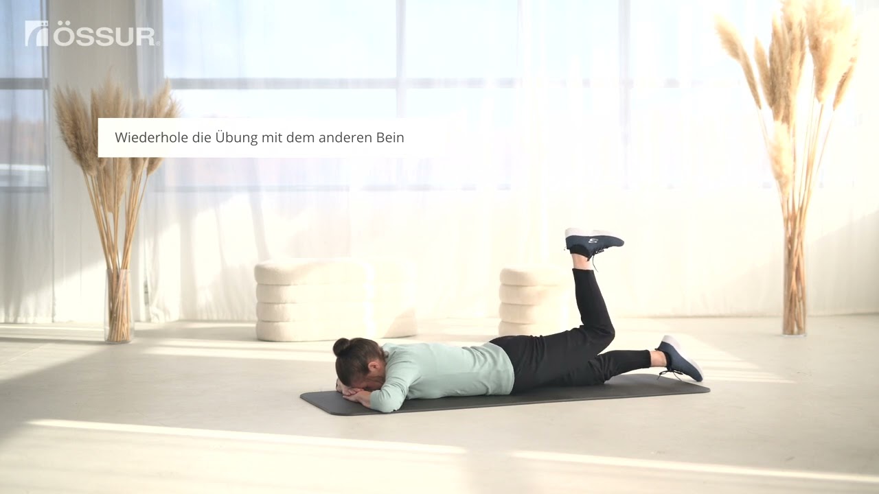 Stabilisations-Übung nach Schlaganfall: In Bauchlage Beine heben und senken