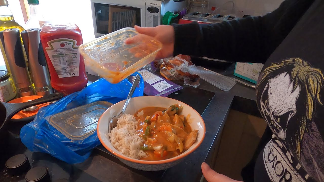 The one where Chelle suckers Alan with a spicy thai curry