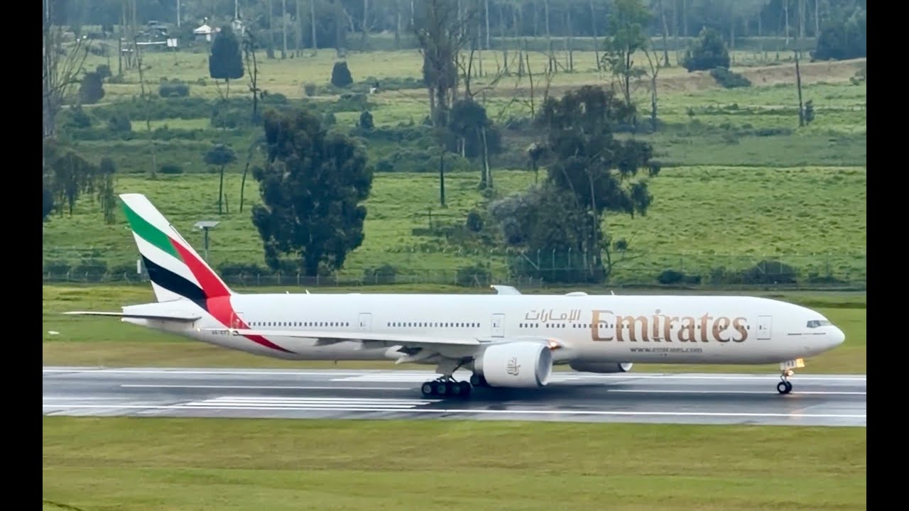 Boeing 777 de Emirates | Potente despegue desde Bogotá en pista mojada