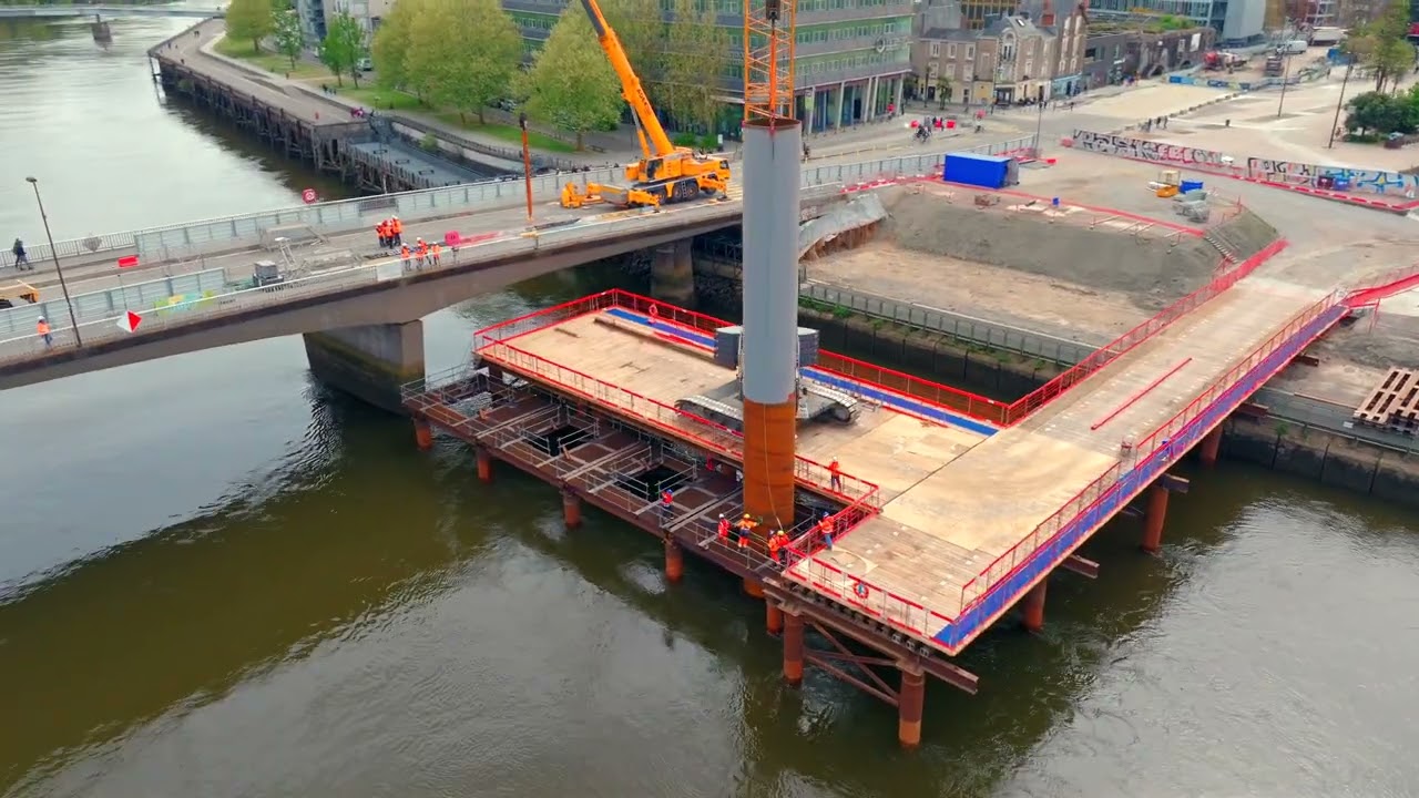 Levage et battage millimétrés des premiers pieux du pont Anne-de-Bretagne à Nantes