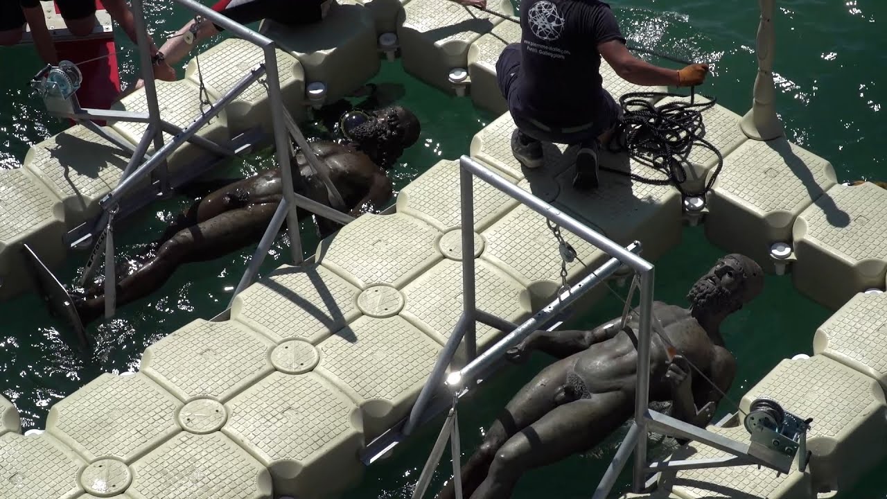 Calate in mare le copie dei Bronzi di Riace