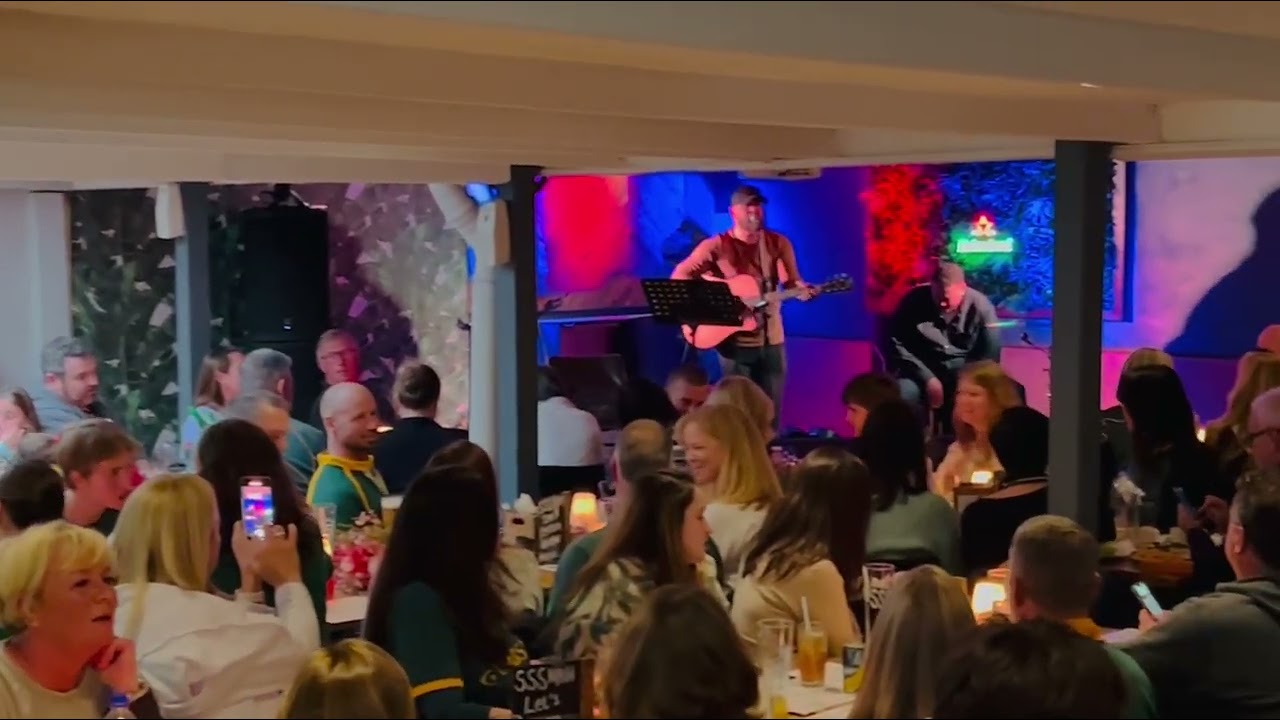 Gareth James playing @ caf&eacute; Roux