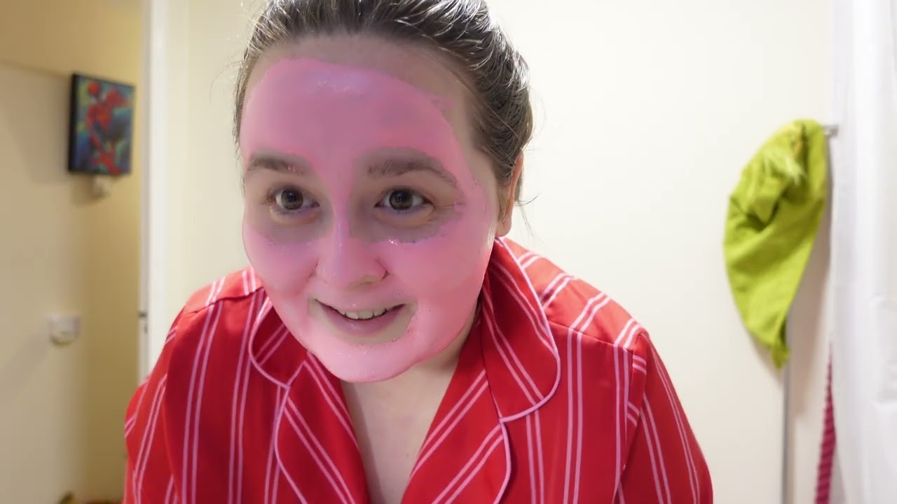 Relaxing Sunday, wrapping presents & Face Masks | Vlogmas Day 8 | Gabby Thomson