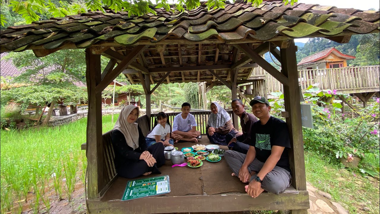 Makan liwet di pinggir aliran sungai , dikelilingi pegunungan & pesawahan 