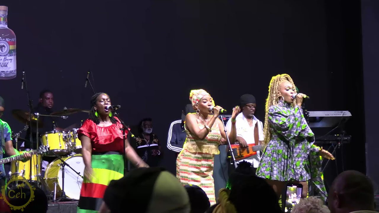 Почитание трио I с Шэрон Марли, Шугой и Шермой в Freddie McGregor and Friends