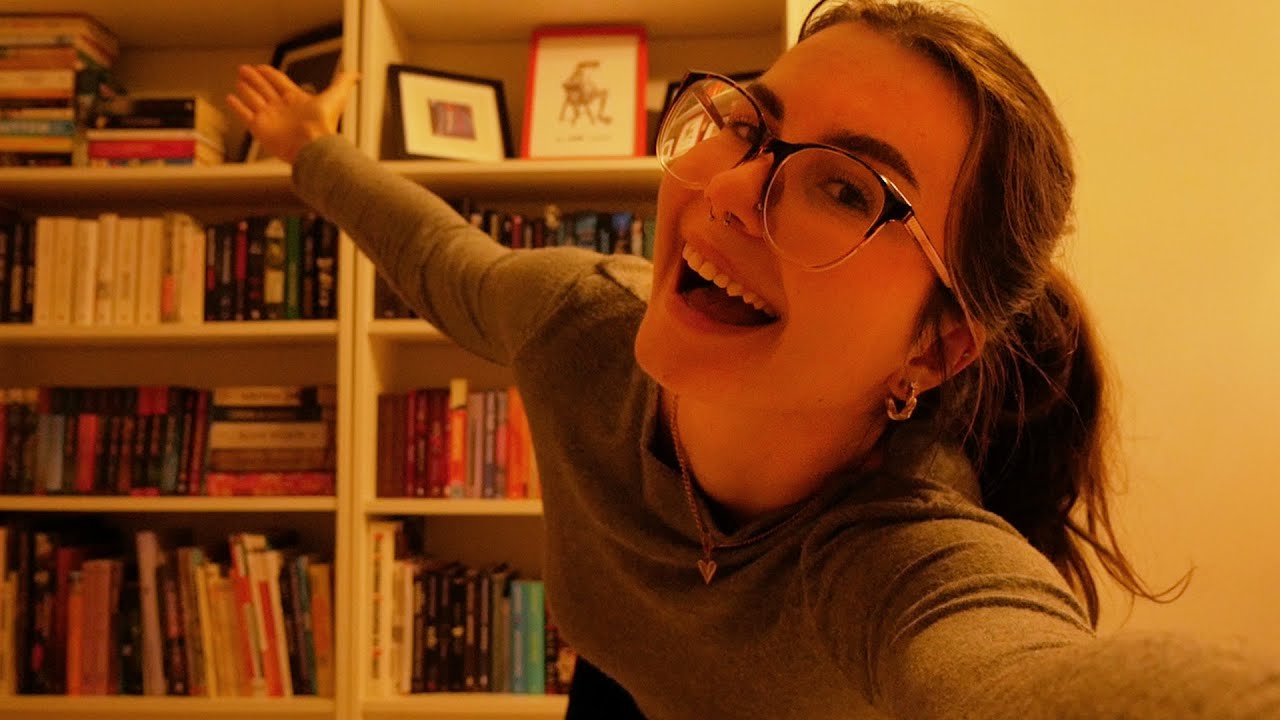 ASMR BOOKSHELF TOUR • wszystkie książki Żaby 🤓📚 (close-up whispered voiceover)