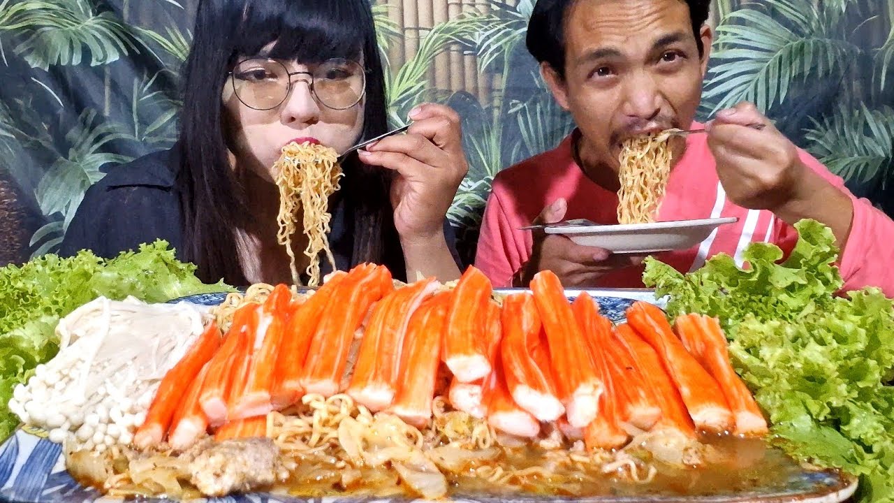 ต้มมาม่าใส่หมูสับปูอัดเห็ดเข้มทอง