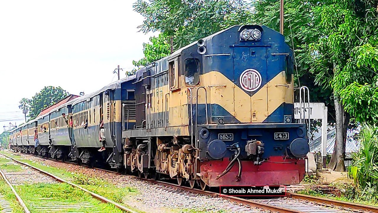 নচ তুলে বৃষ্টির দিনে দুরন্ত ছুটেচলা- ALCO Locomotive pulling Tungipara Express Train skipping Jagati
