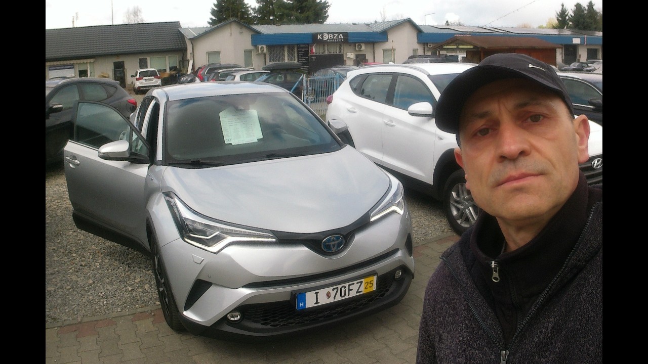 ZADBANA TOYOTA C-HR HYBRID. OGLĄDAM W KOMISIE. NADAL WYGLĄDA NOWOCZEŚNIE. CENA. ROK. STAN. PRZEBIEG.