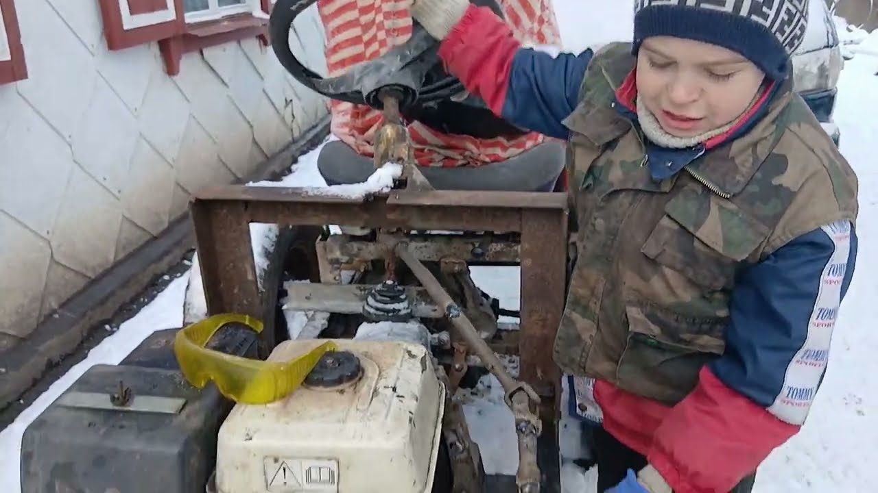 Роблю міні трактор.Педалі є ,може скоро поіду.