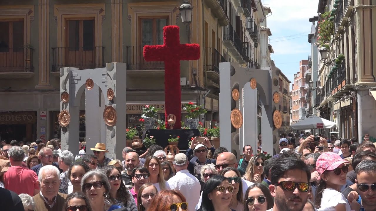 Granada vuelve a su Día de la Cruz más tradicional