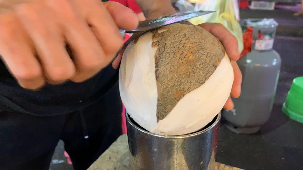 Freshly squeezed coconut milk juice / 街头鲜榨椰汁 - Chinese Street Food
