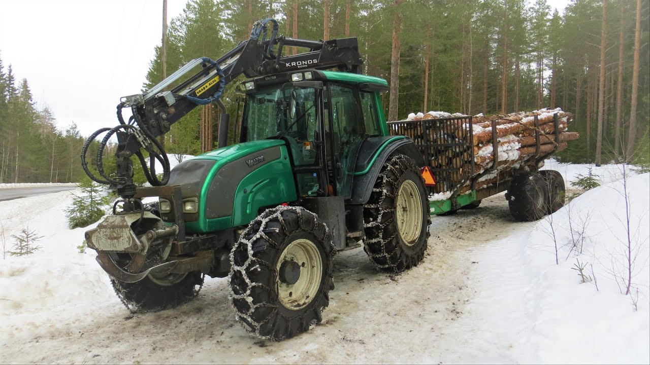 Valtra N101 + Kronos 5000 männikössä.