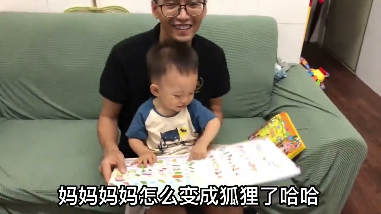 下班发现宝宝走路不对劲，媳妇：出门一趟回来就开始学老人走路！