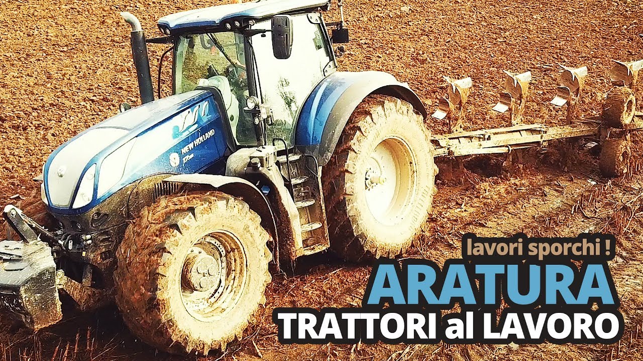 Aratura trattore al lavoro New Holland t7 315 con aratro pentavomere