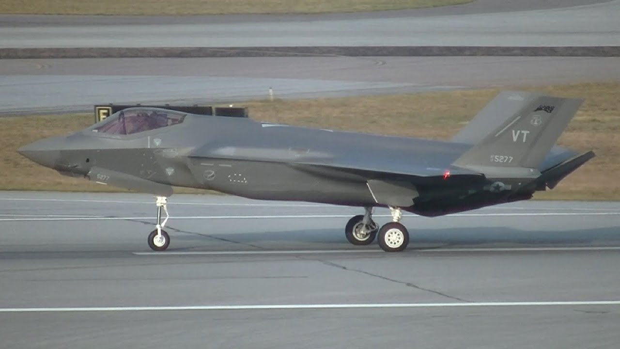 (60 FPS) Airplane Spotting at Burlington International Airport