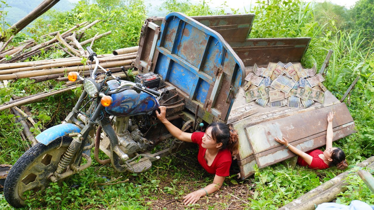 Poor Girl Picks Up Scrap | Girl Finds Large Sum of Money and Abandoned Vintage Cars in junkyard