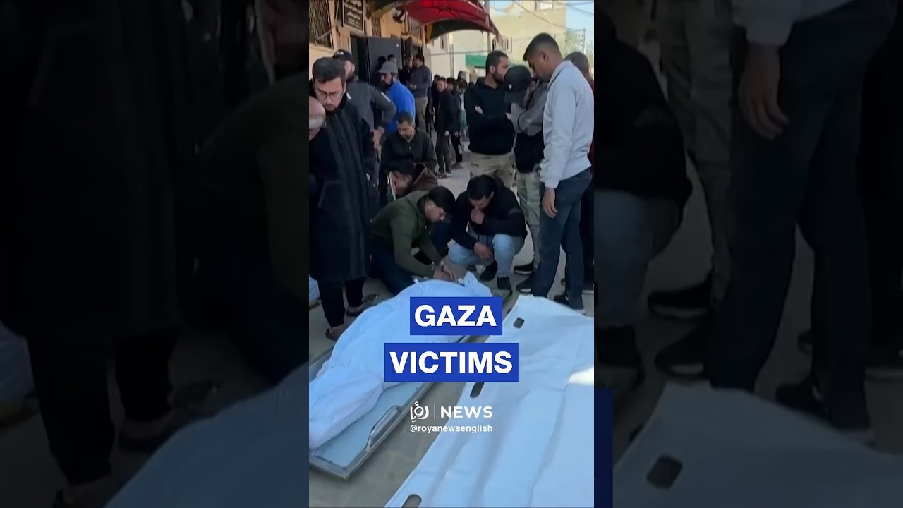 Palestinians gather after &lsquo;Israeli&rsquo; strikes in central Gaza