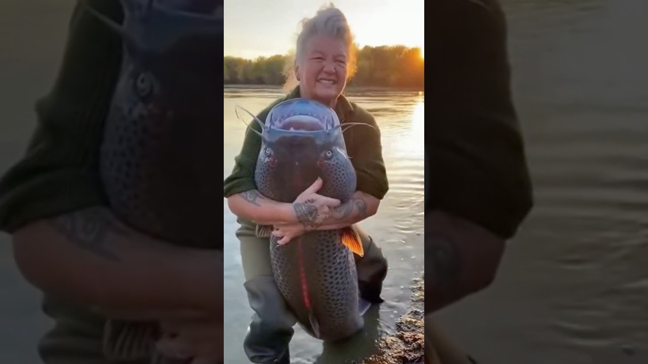 Этот сом чуть не утащил её в воду 