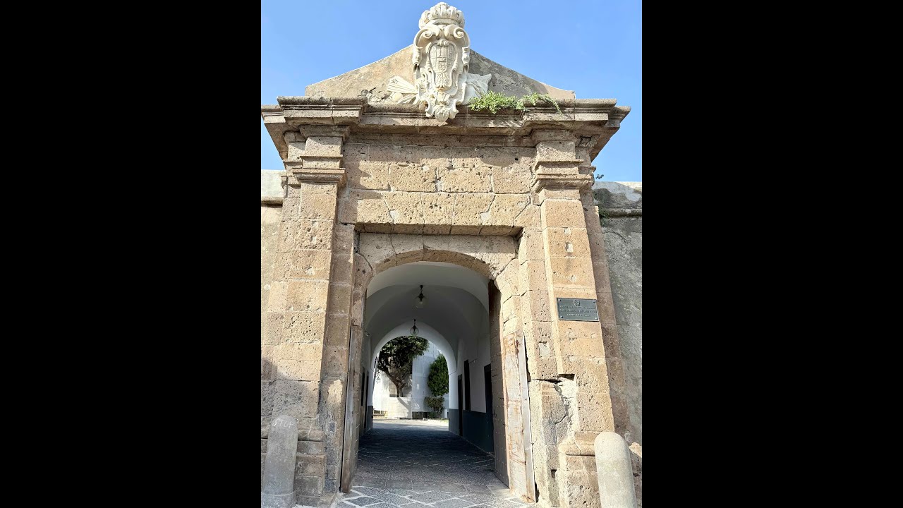 Il Castello Aragonese sorge a Baia, frazione di Bacoli (Napoli) il 1495. 