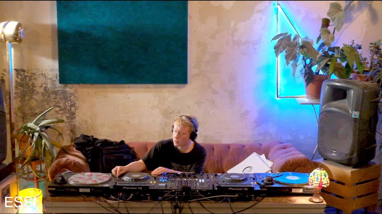 Essi | synthygate | Ambient, Downtempo, Dub Techno, Deep house set at Petite &icirc;le - 15.12.2024