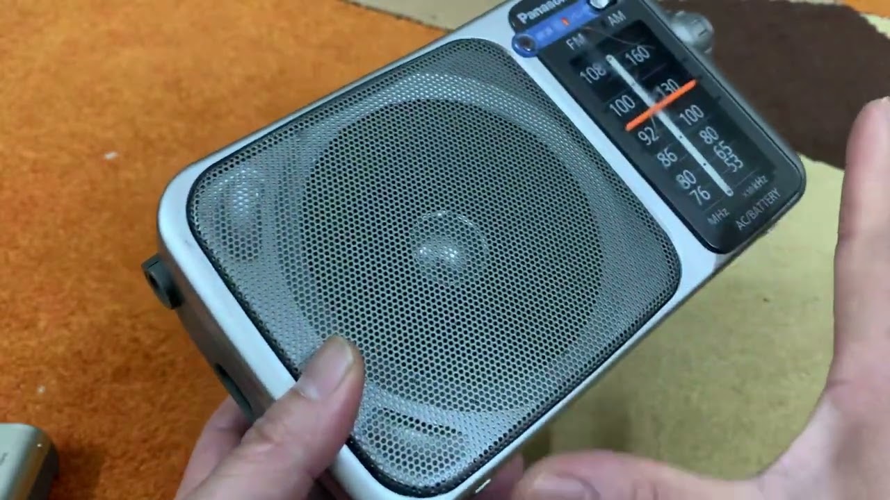 2 chiếc radio panasonic RF-U170 và RF-2450 giá siêu tốt