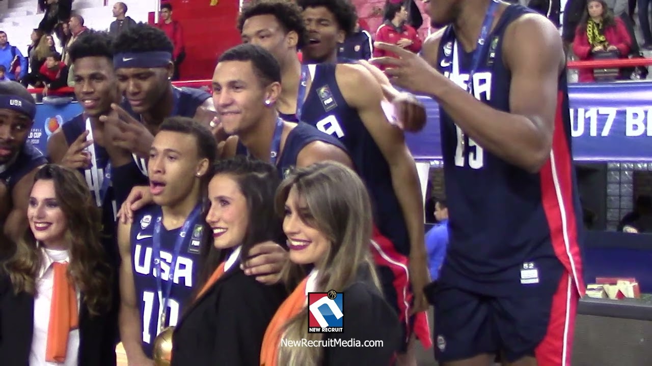 Сборная США по баскетболу фотографируется после победы на чемпионате FIBA ​​U17 в Санта-Фе, Арген...