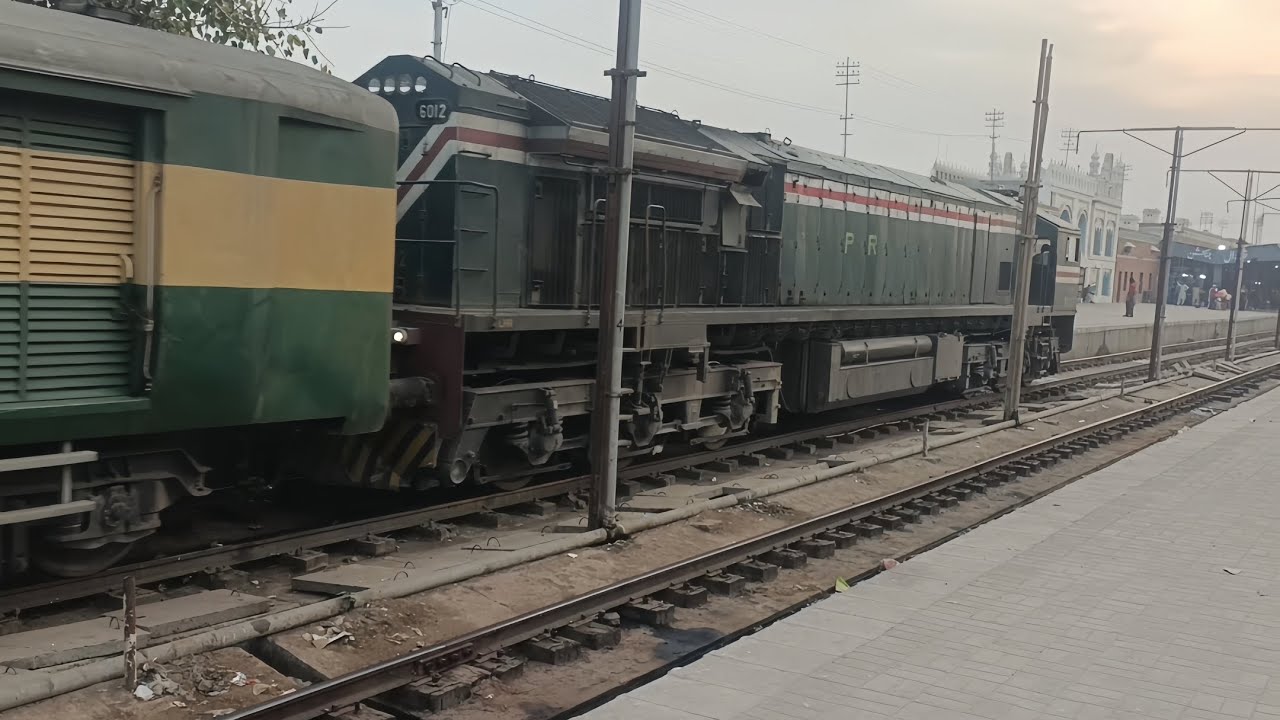 Beautiful Entry of Allama Iqbal Express with AGE-30 at Khanewal Junction|Pakistan Railway🚆