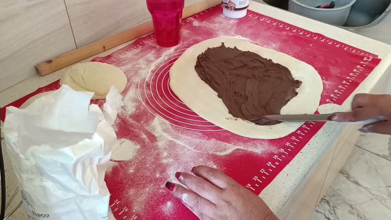 Silvia kuchtila obed a niečo sladké ku káve.