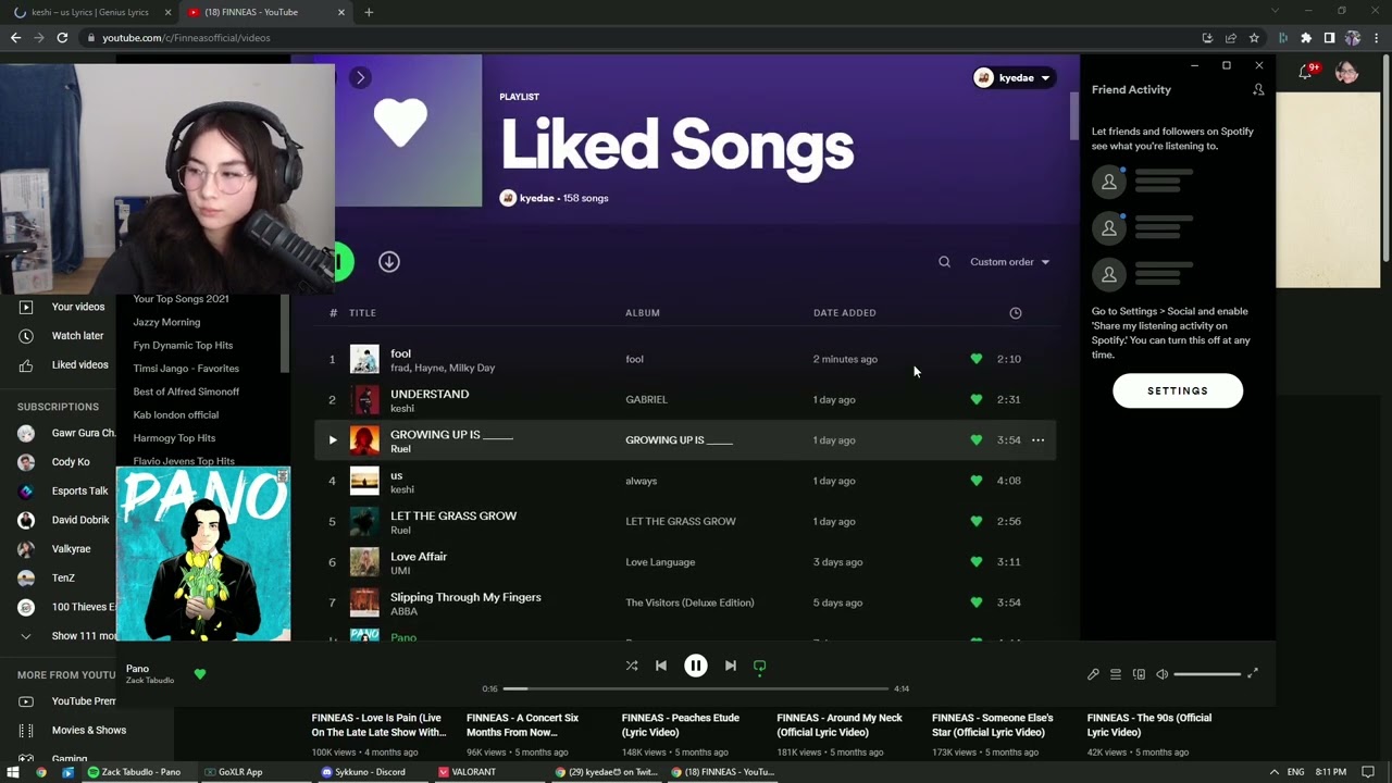 Kyedae listens to Zack Tabudlo