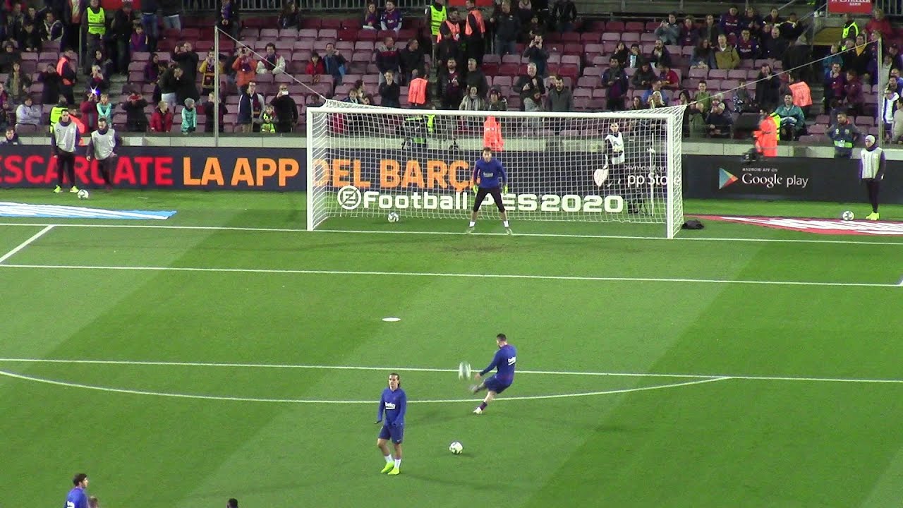 Lionel Messi warming up before the game
