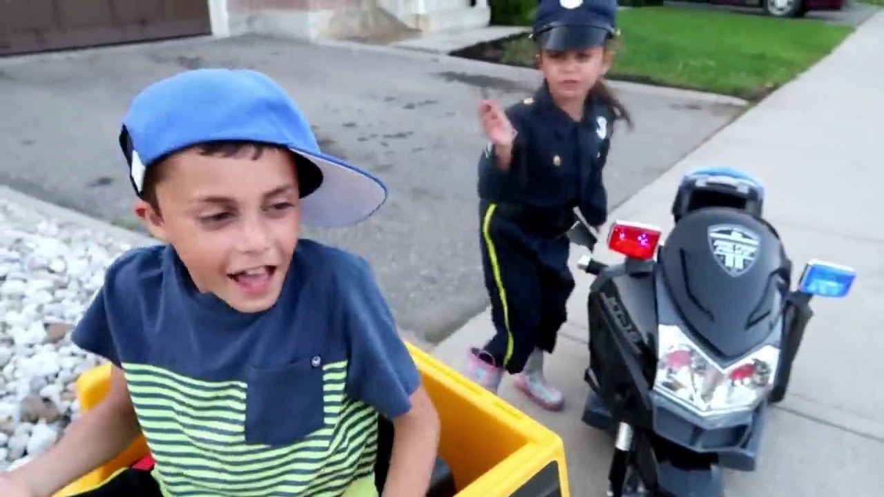 खिलौना स्पोर्ट्स कार और पुलिस कस्टम के साथ सवारी करें | police car| Heidi & Zidane