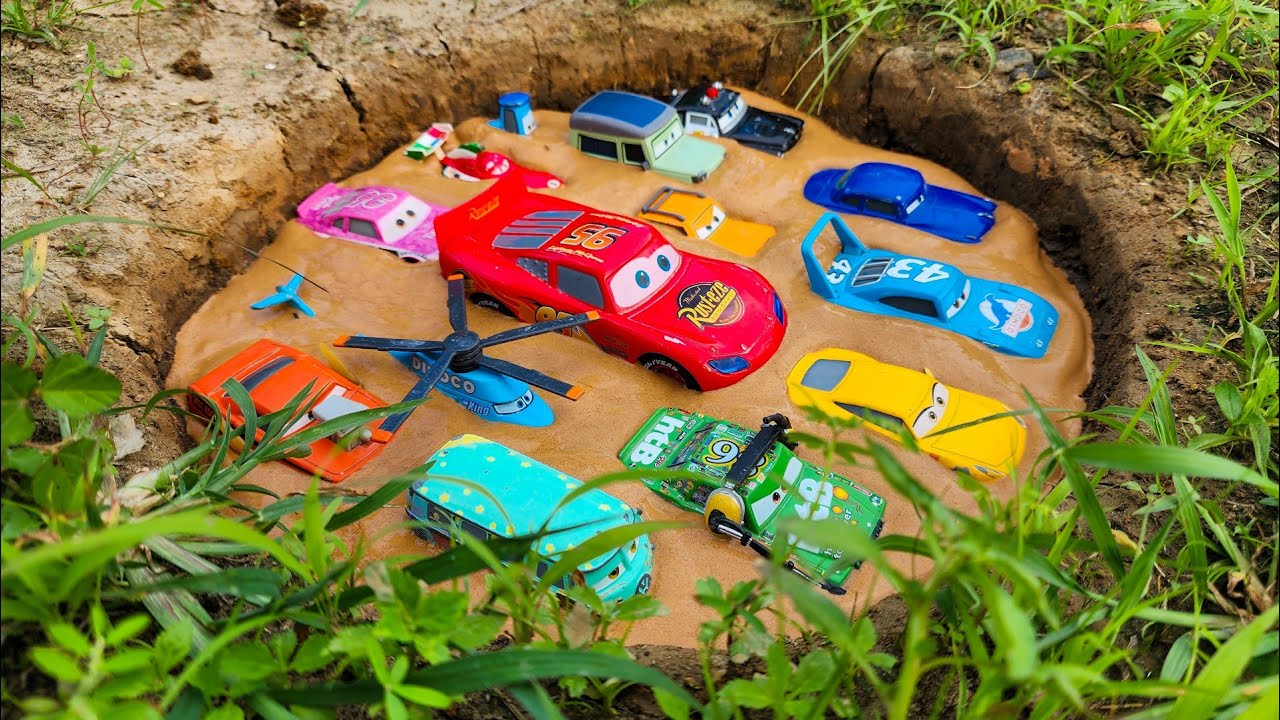 Membersihkan Mainan Mobil Disney Pixar Cars, Chick Hicks, McQueen, Miss Fritter, Mack Truck