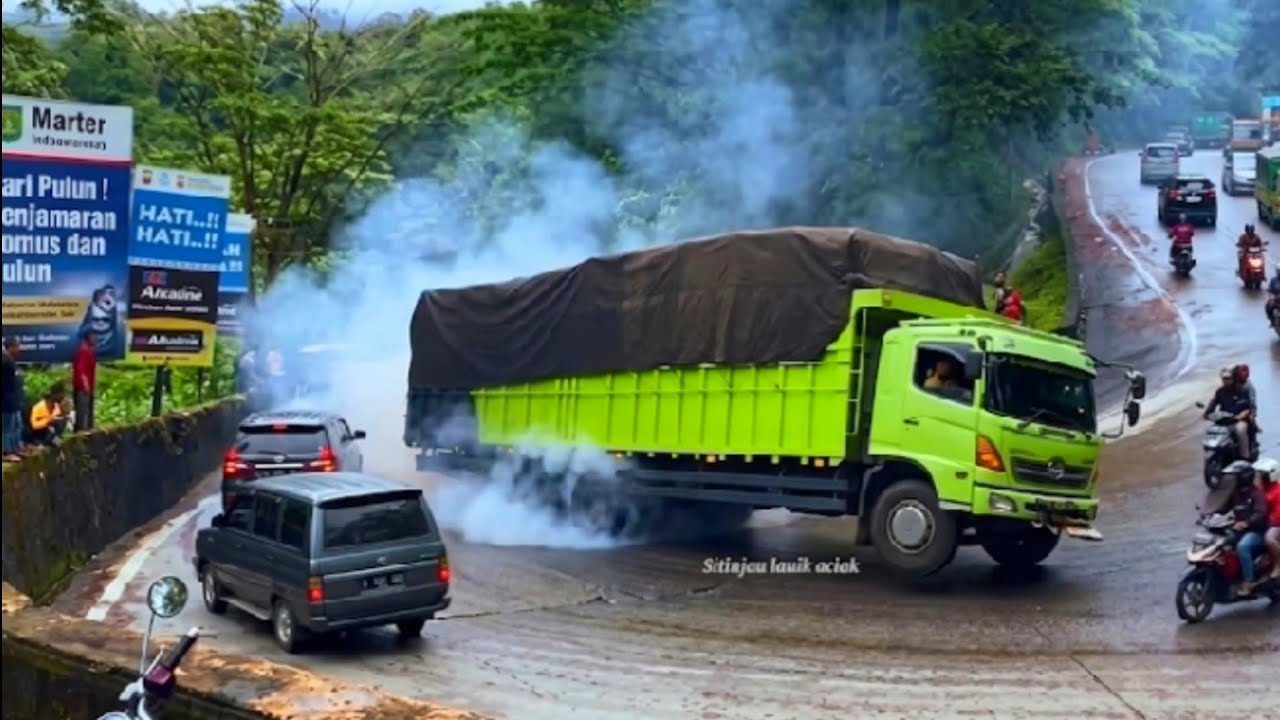 Detik-detik truk tersangkut' slip'di tanjakan!!! 