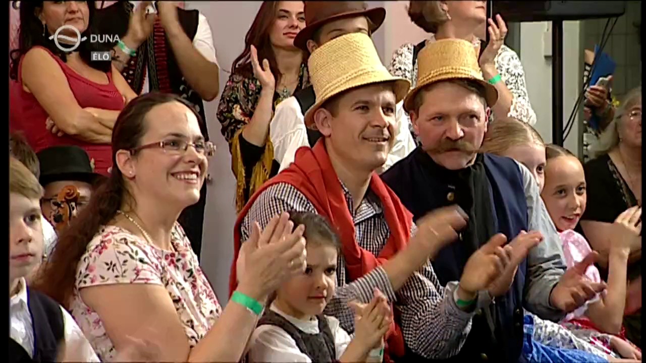 Moln&aacute;r Bence (3.z) előad&aacute;sa az első előd&ouml;ntőn