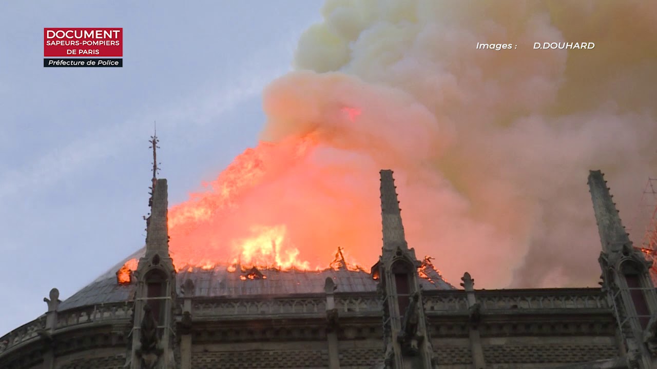 Pożar katedry Notre Dame. Wideo strażaków