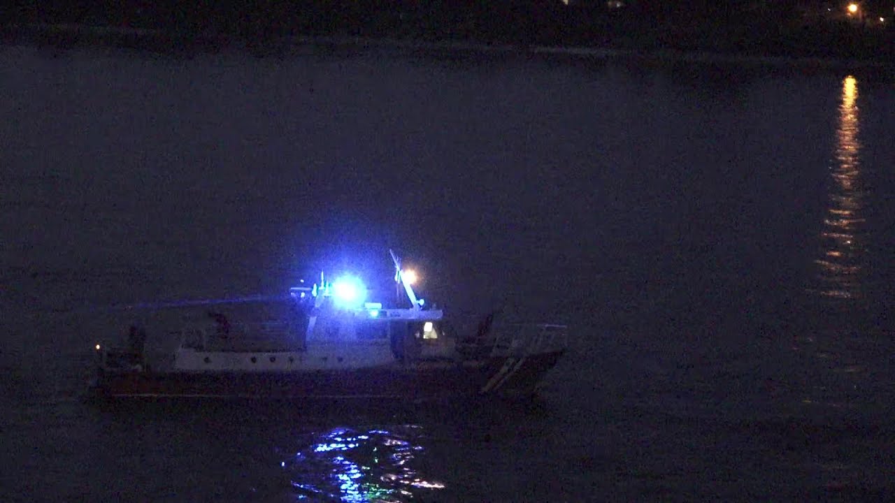 Streifenboot Wiking 5 Wasserschutzpolizei + FLB + MZB BF Bonn r&uuml;cken zu Wasserrettungseinsatz ab