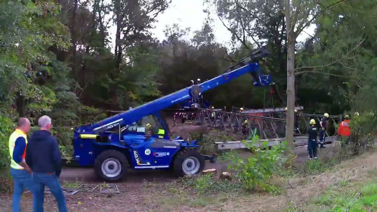 Bau einer Bailey-Brücke in Lage