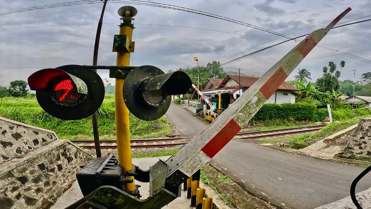 Perlintasan Unik Kereta Api Sukasenang Tasikmalaya, Jawa Barat