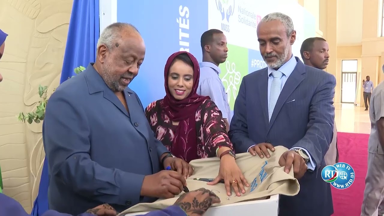 Le Président de la République et la Première Dame visitent les Stands.