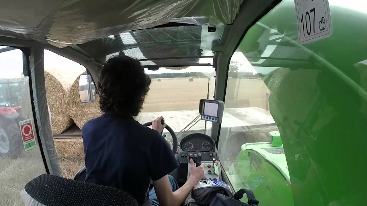 Merlo Turbofarmer 40.7 loading straw. 2014