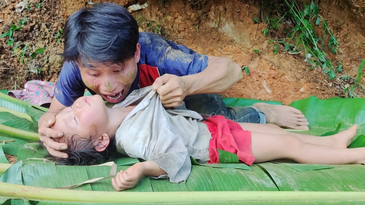 Baby Anh found medicine for her father to take and he woke up.Tiểu Bạch ly (bé ánh)